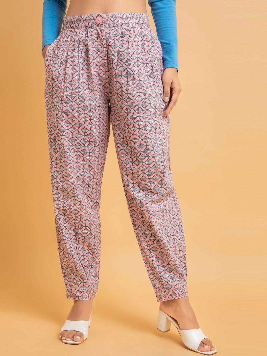 suti women geometrical printed slim fit pleated peg trousers