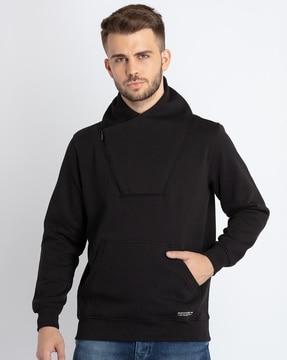 sweatshirt with kangaroo pockets