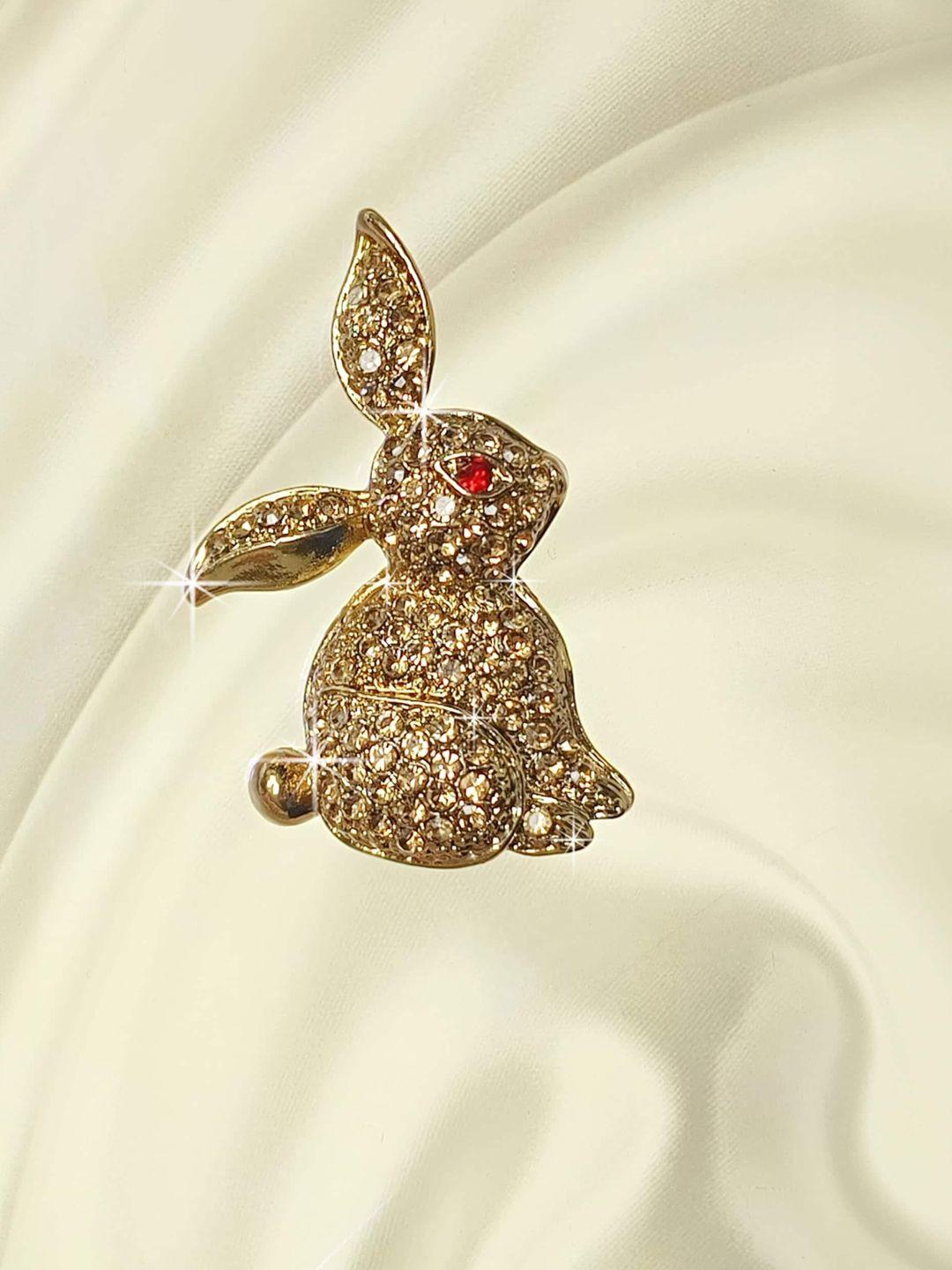 syga stones studded rabbit-charm brooch