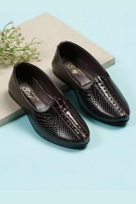 synthetic slip-on boys casual wear mojris - brown