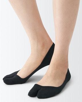tabi-style no-show socks with heel grip