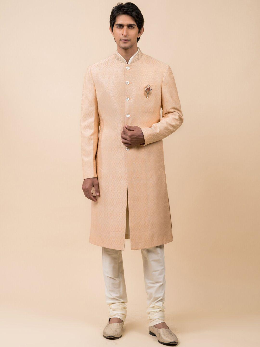 tasva men peach-coloured & off-white woven design sherwani set