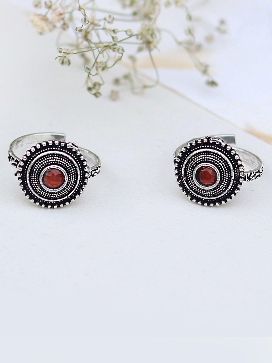 teejh set of 2 oxidised silver-plated red stone-studded toe rings