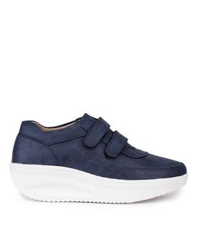 textured casual shoes with lace fastening