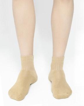 textured mid-calf length socks