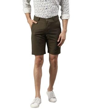 textured mid-rise shorts with insert pockets