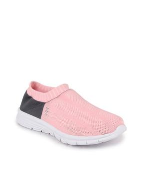 textured open-toe walking shoes