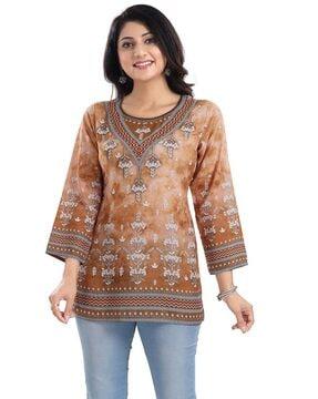 textured print round-neck tunic