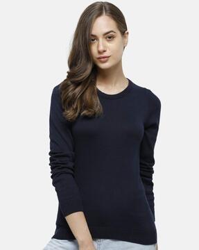 textured round-neck pullover