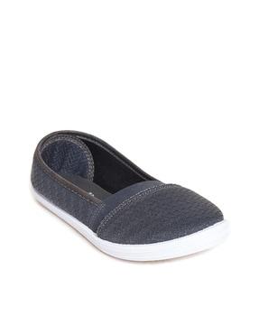 textured slip-on casual shoes