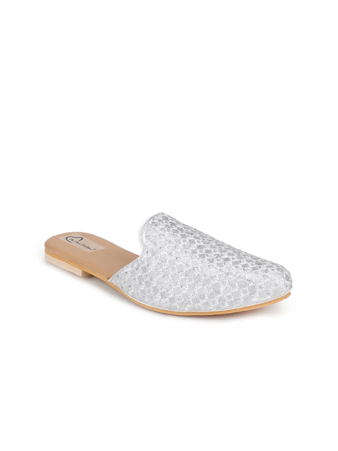 the desi dulhan women silver-toned embroidery handcrafted ethnic mules flats