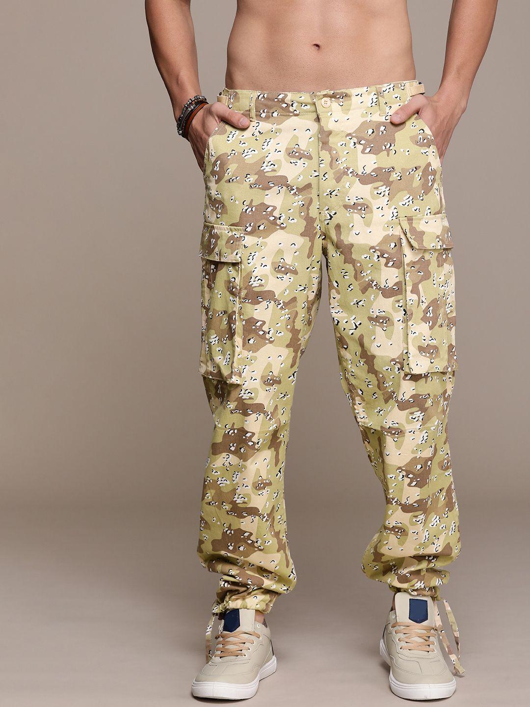 the roadster lifestyle co. men camouflage printed relaxed fit cargo trousers