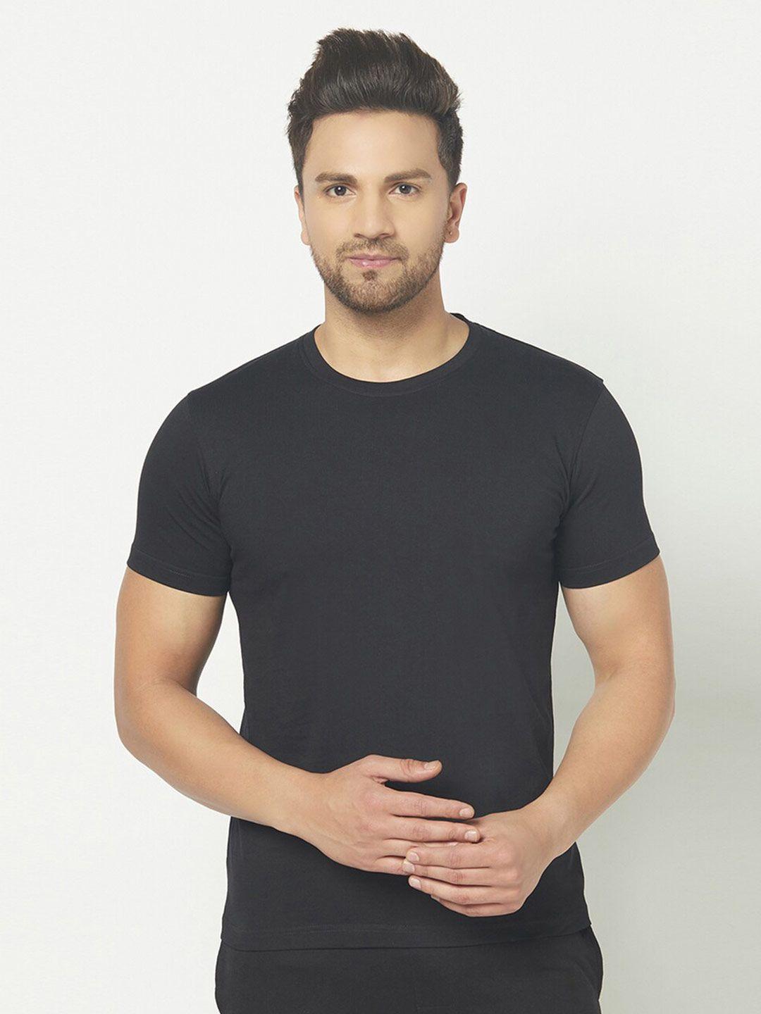 the daily outfits men black t-shirt