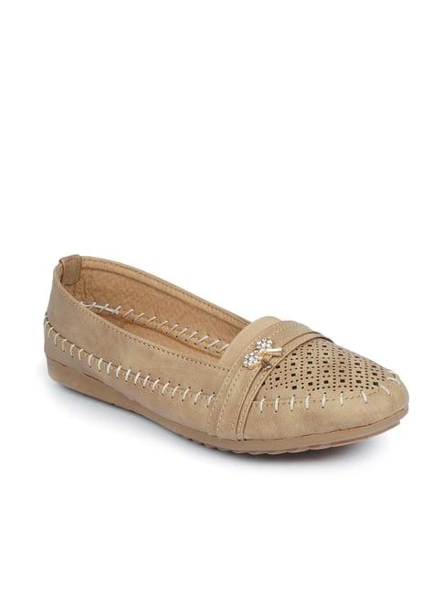 the desi dulhan women's cream casual loafers