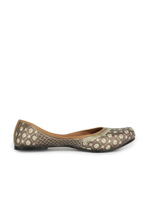 the desi dulhan women's grey ethnic juttis