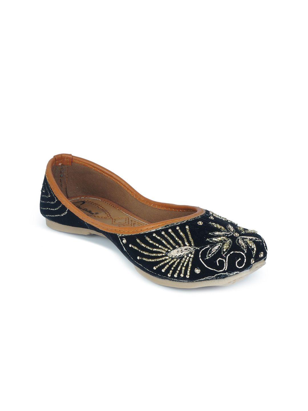 the desi dulhan women black printed leather ethnic flats