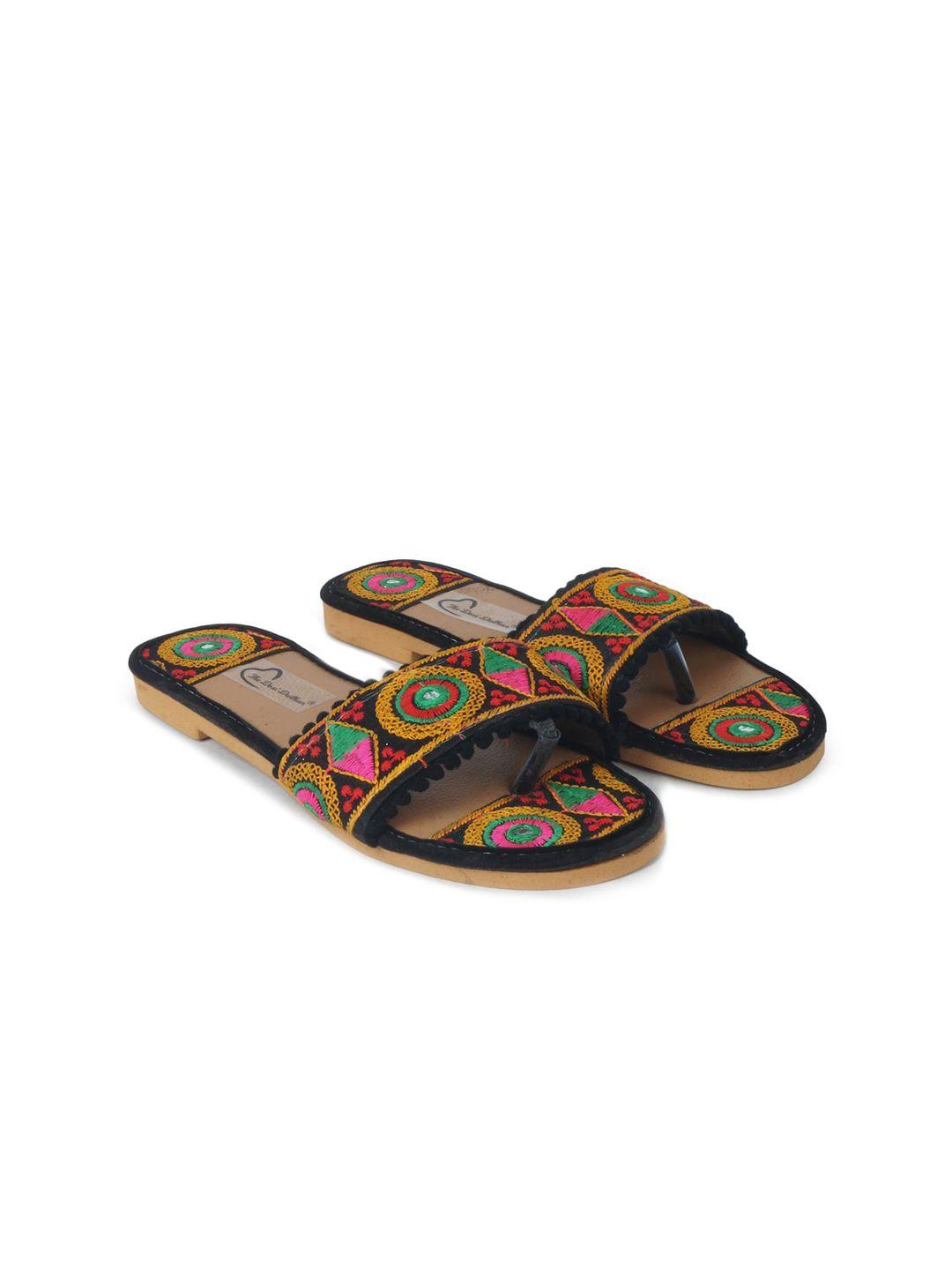 the desi dulhan women black printed leather ethnic flats