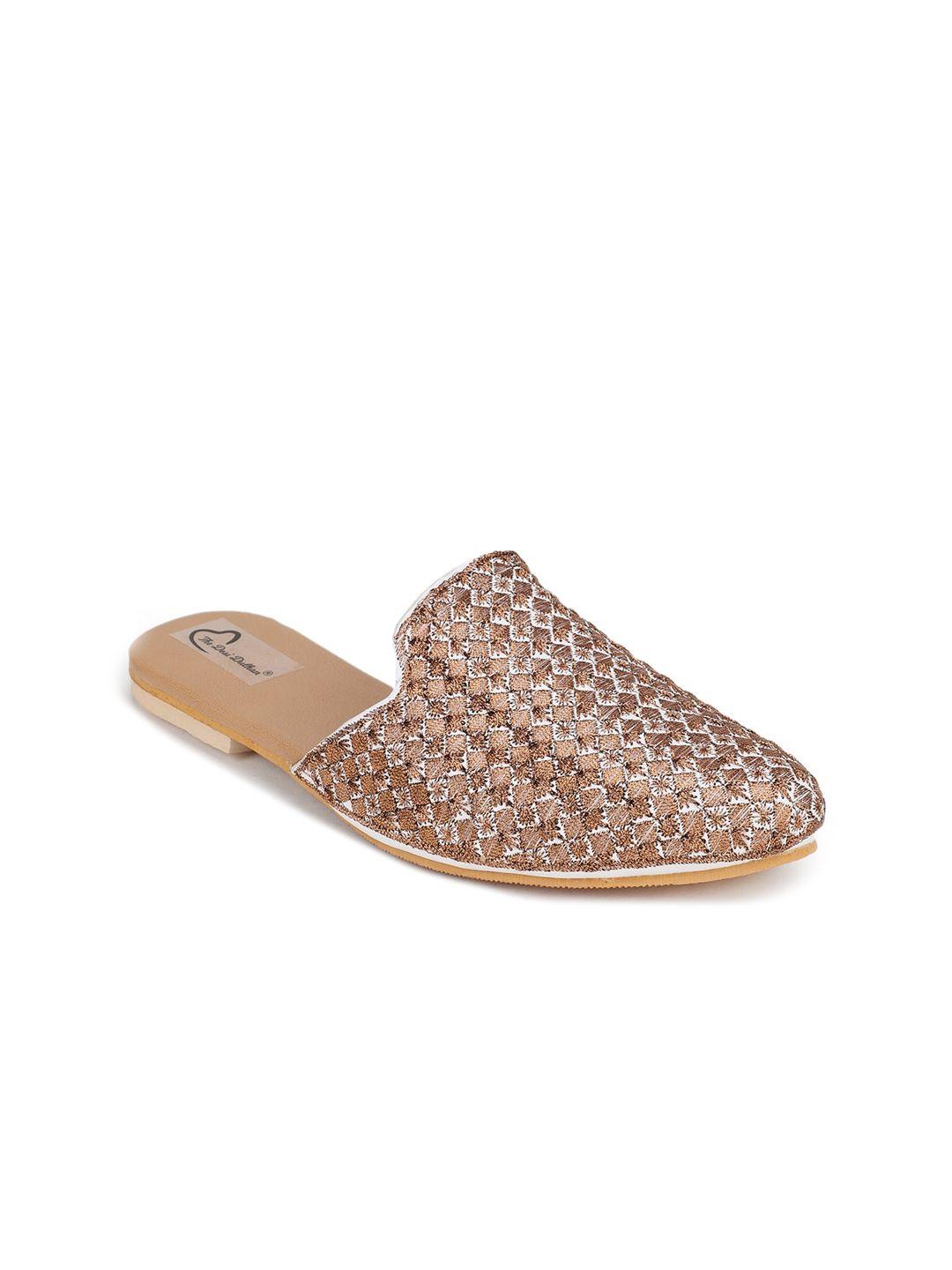 the desi dulhan women copper-toned textured leather ethnic flats