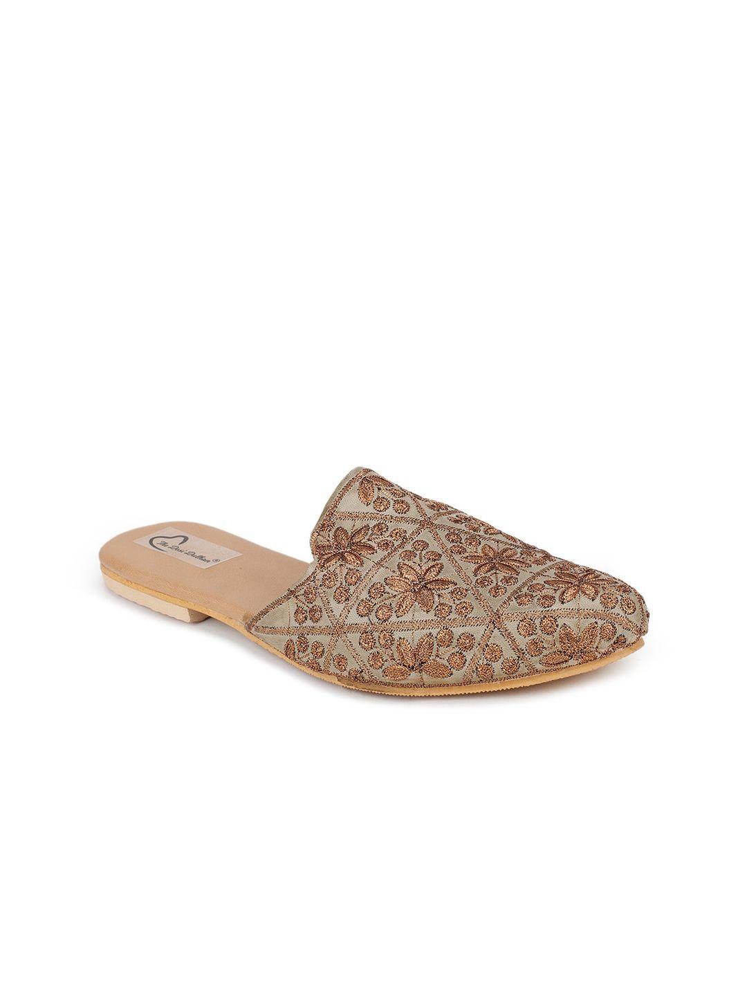 the desi dulhan women copper-toned textured leather ethnic flats