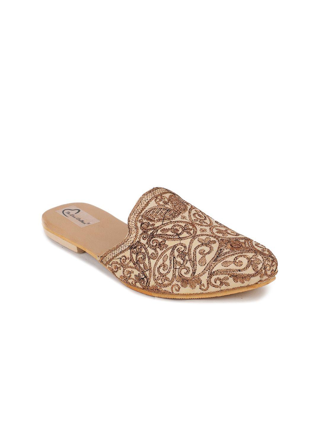 the desi dulhan women cream-coloured textured leather ethnic flats