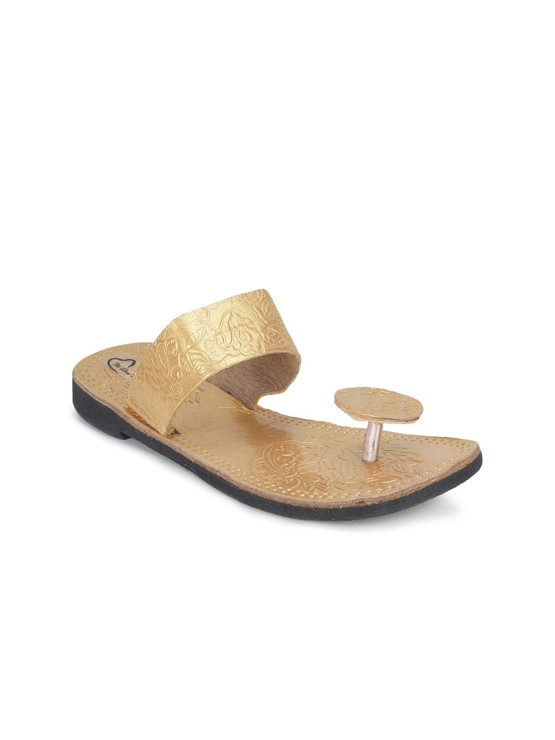 the desi dulhan women gold-toned one toe flats