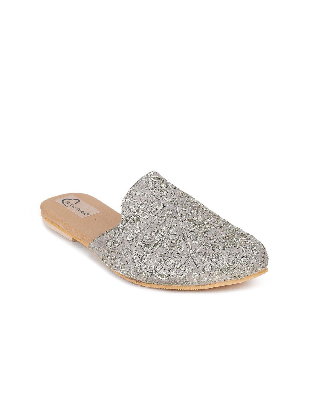 the desi dulhan women grey textured leather ethnic flats
