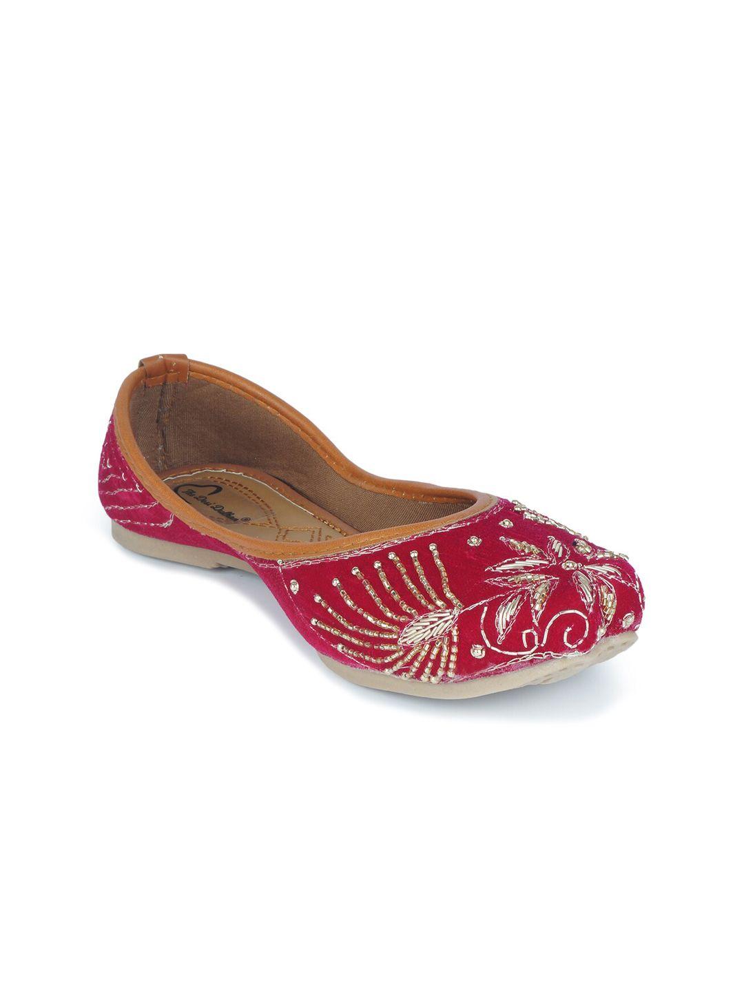 the desi dulhan women magenta embellished ethnic mojaris flats