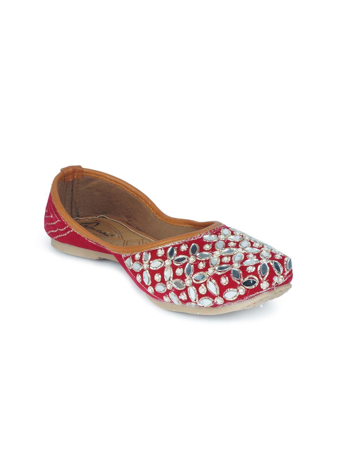 the desi dulhan women magenta printed leather ethnic flats
