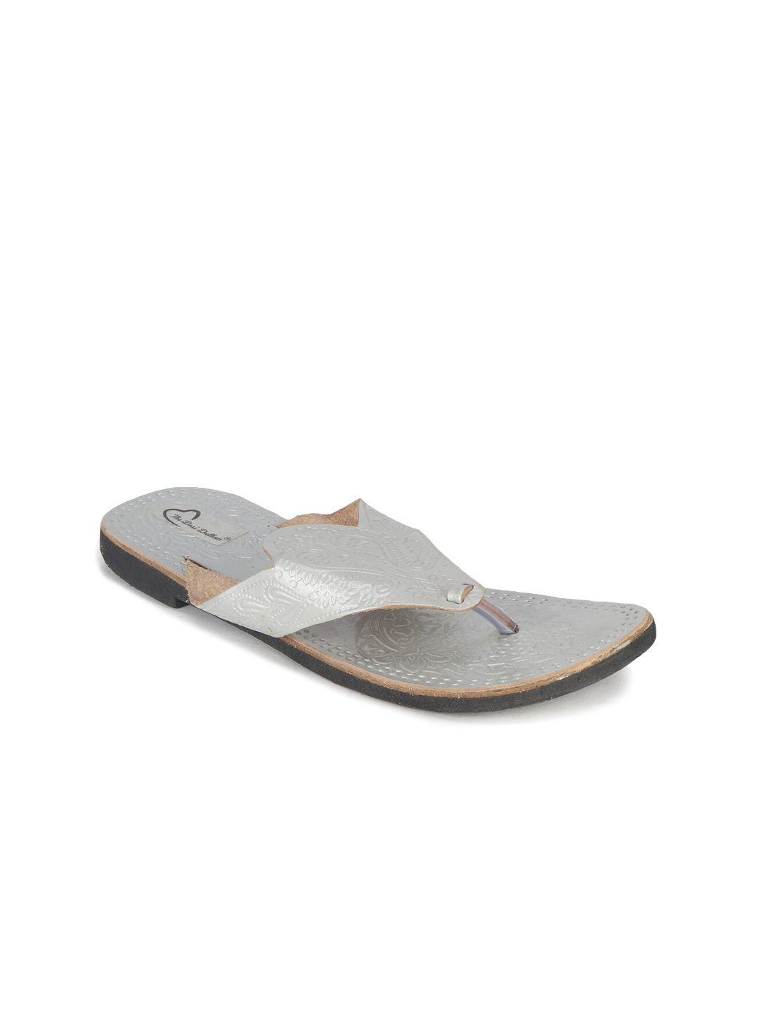 the desi dulhan women silver-toned textured t-strap flats