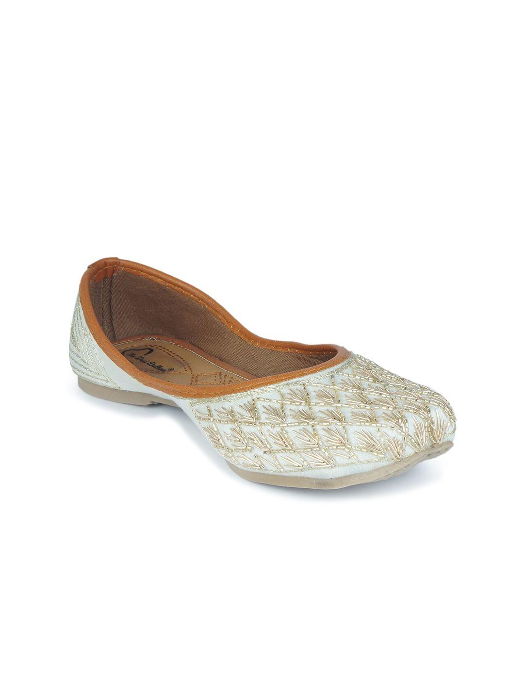 the desi dulhan women white ethnic mojaris flats