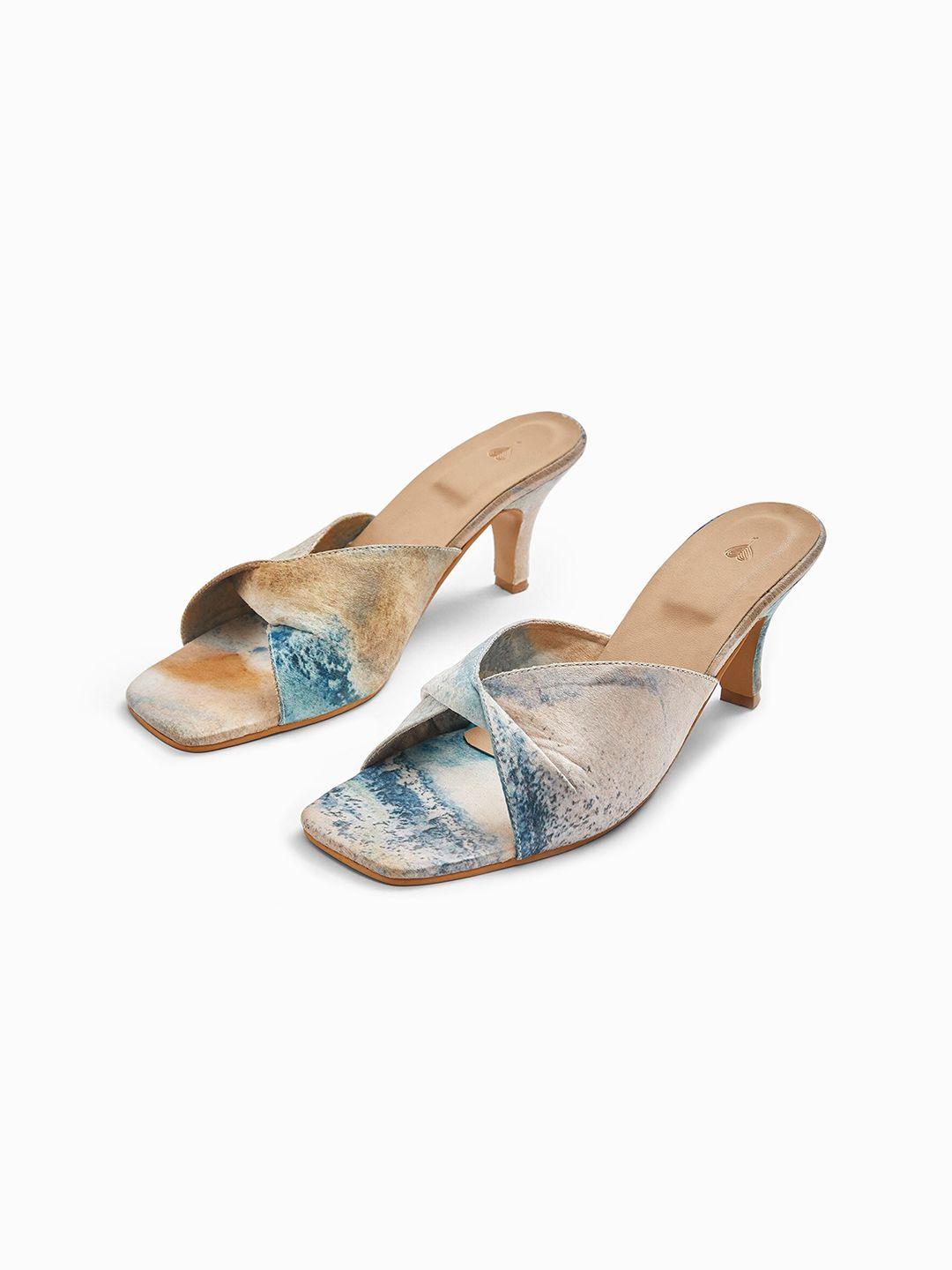 the label life women blue & beige marble print kitten heels