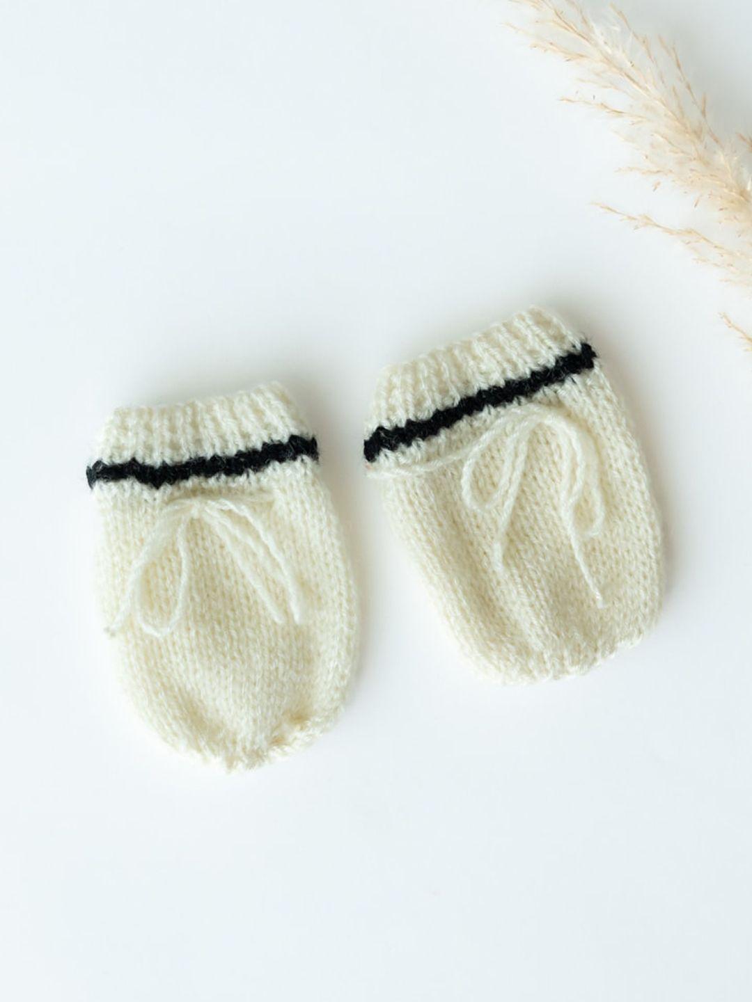 the original knit infants off white & black patterned mittens
