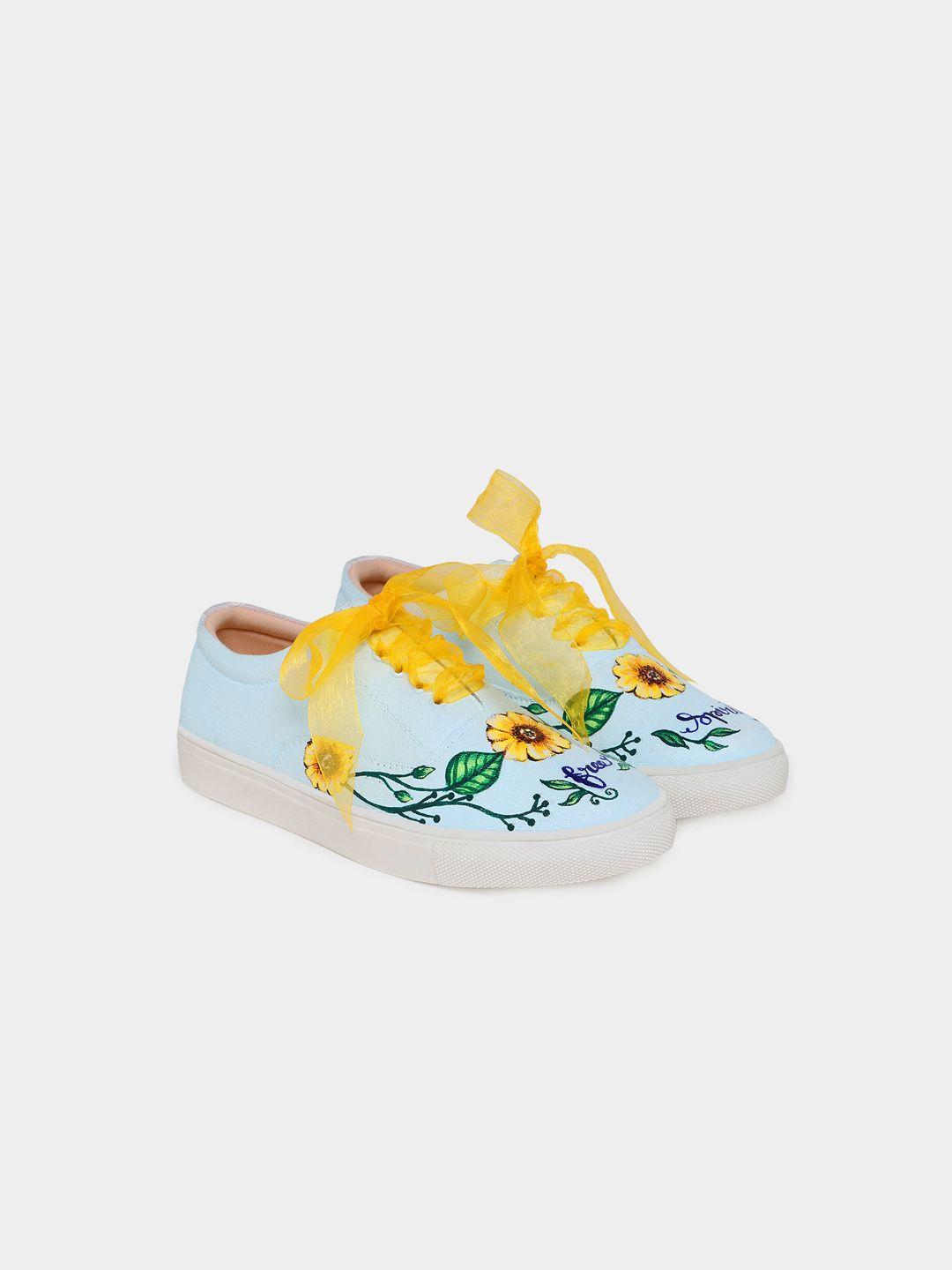 the quirky naari women printed canvas lace-up sneakers