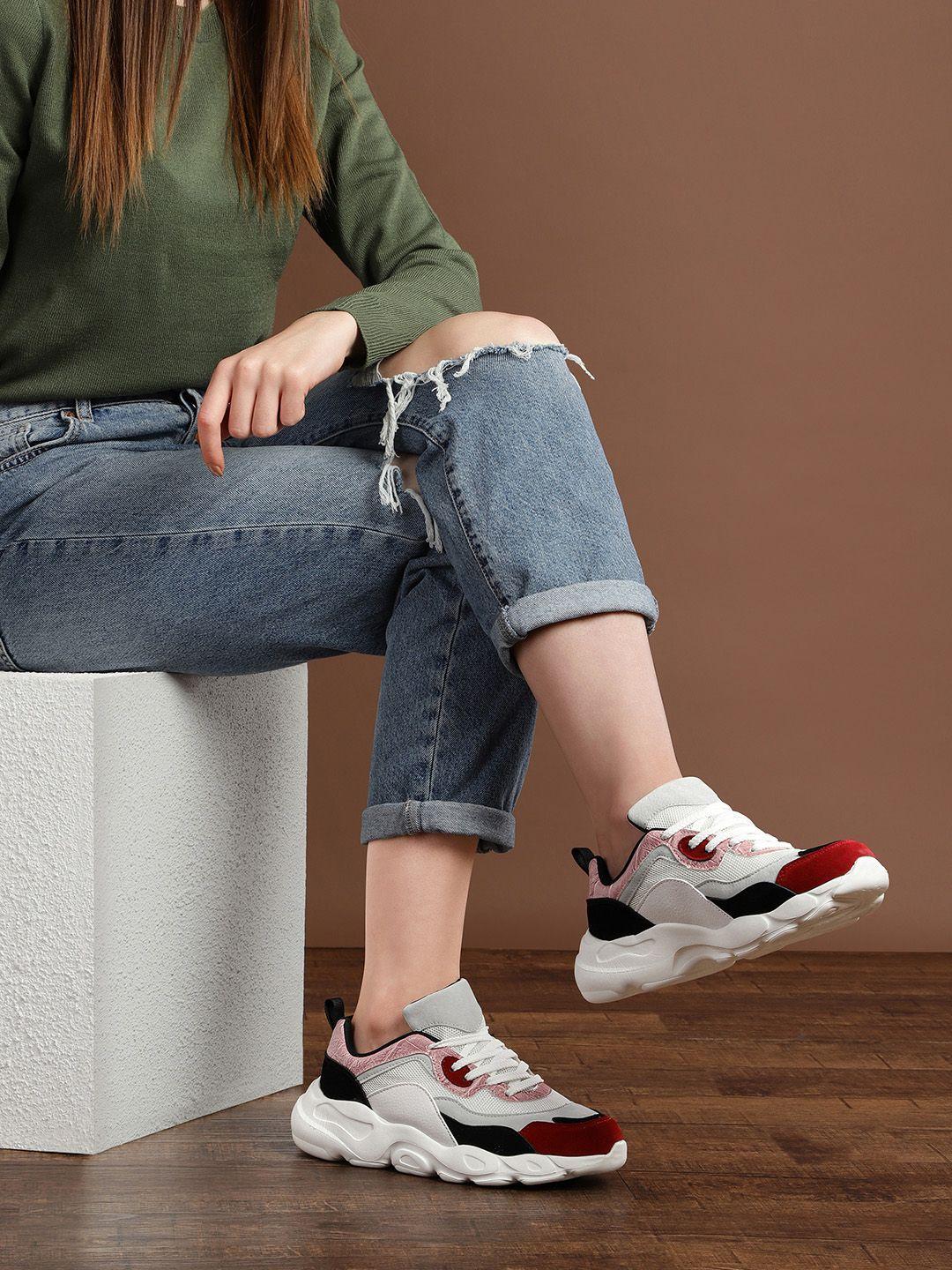 the roadster lifestyle co women off-white & red sneakers