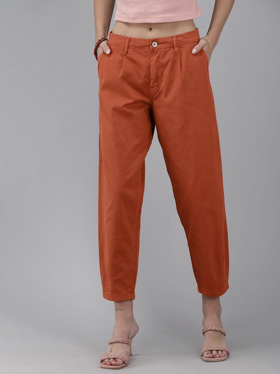 the roadster lifestyle co women rust orange printed slouchy fit cropped regular trousers