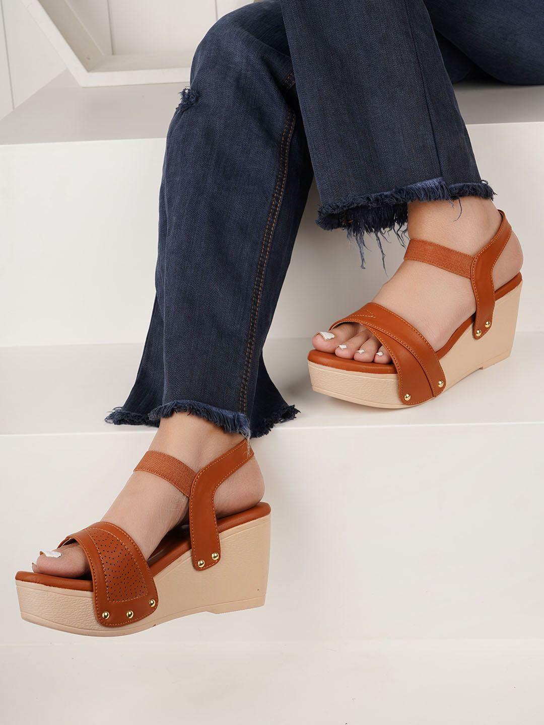 the roadster lifestyle co. tan brown open toe wedges with backstrap