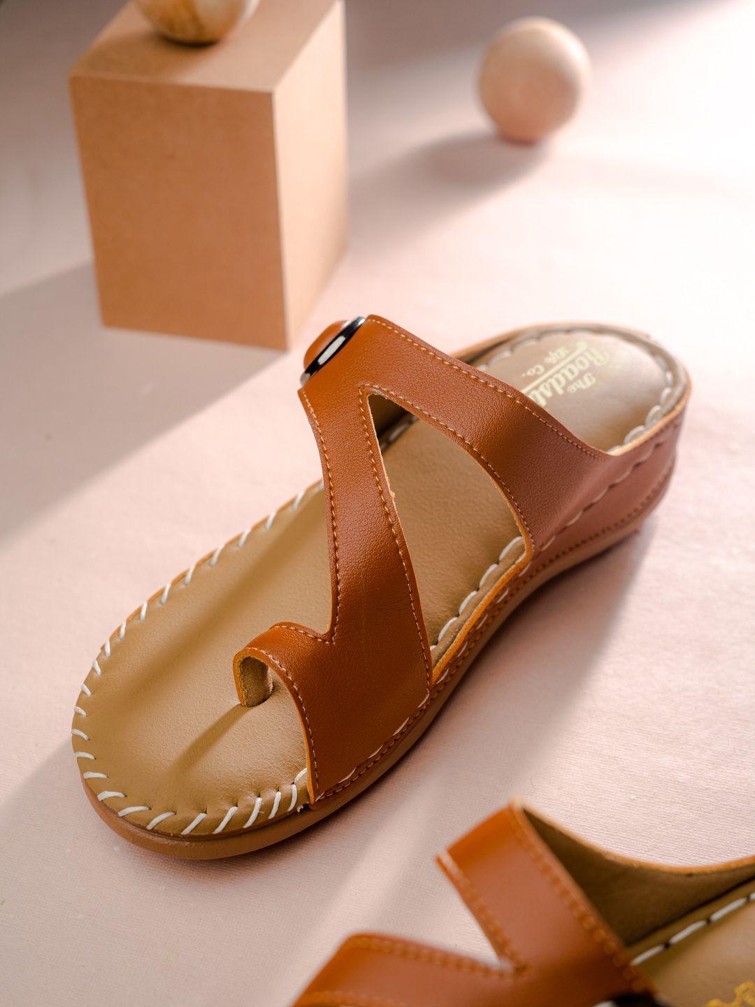 the roadster lifestyle co. tan brown textured one toe flats