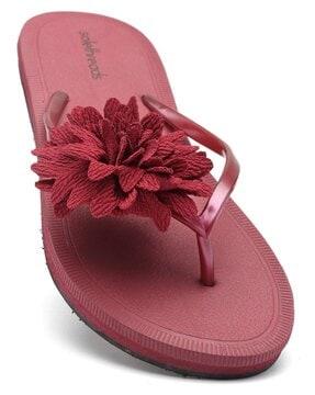 thong flip-flops with floral applique