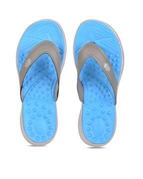 thong flip-flops with textured footbed