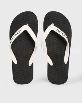 thong-strap flip-flops with contrasting logo print