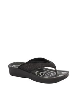 thong-strap slip-on flip-flops