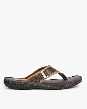 thong-strap slip-on sandals with metal logo accent