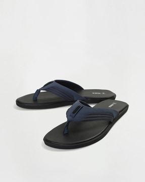 thong-style flip-flops with stitch accent