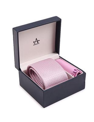 tie and pocket square set