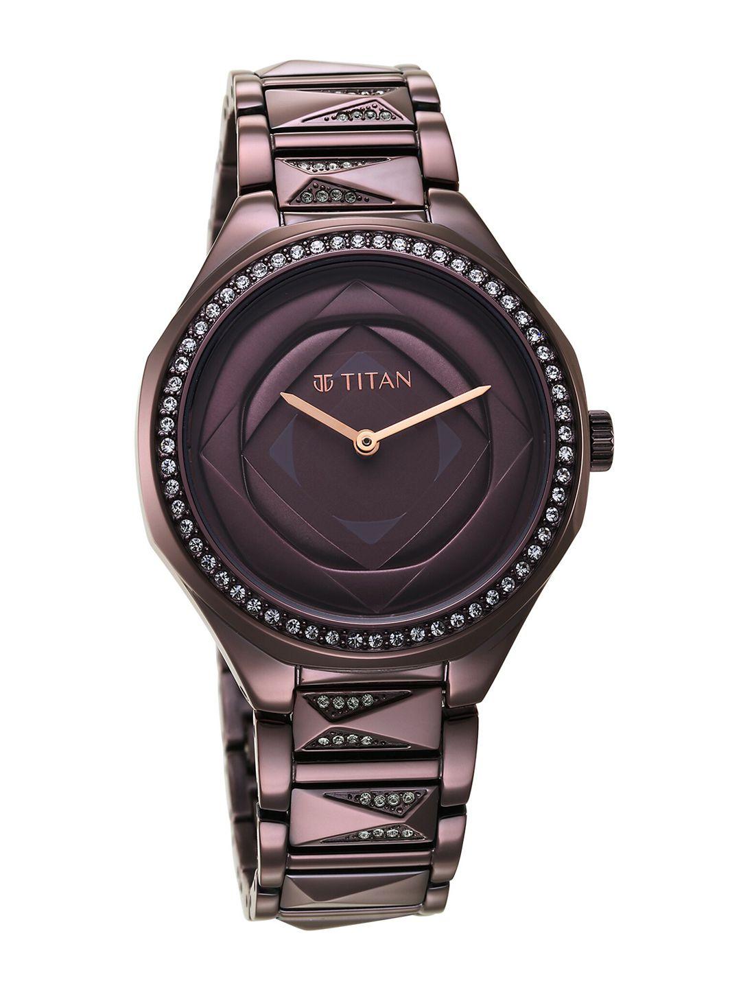 titan women dial & stainless steel bracelet style strap analogue watch 95206qm01