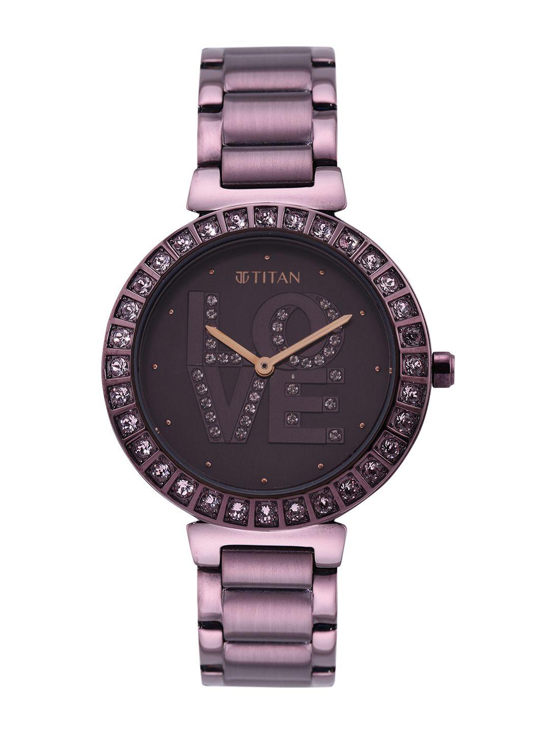 titan women embellished analogue watch nm95110qm01