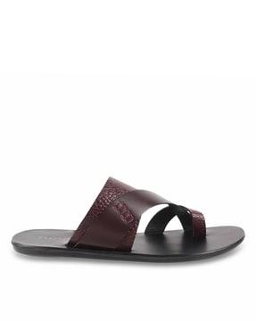 toe-ring flip-flops with textured detail