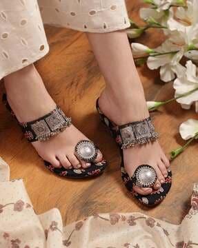 toe-ring chunky heeled sandals