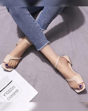 toe-ring flat sandals with buckle fastening