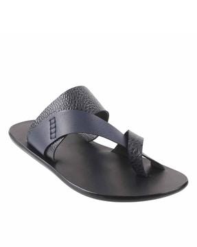 toe-ring flip-flops with textured detail